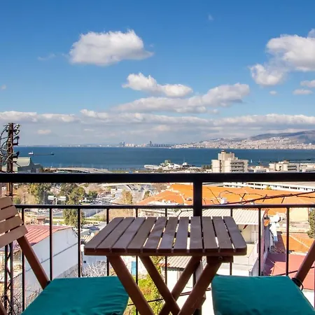 Hébergement de vacances Lovely House With Sea View And Backyard