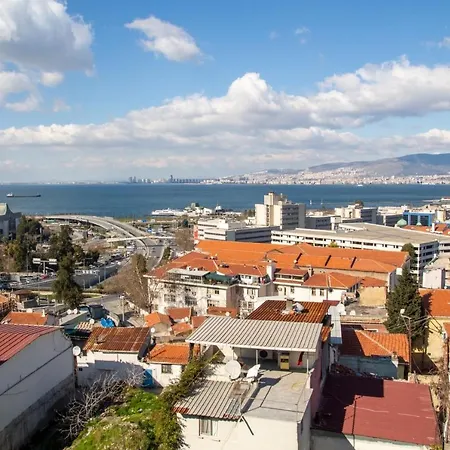 Hébergement de vacances Lovely House With Sea View And Backyard